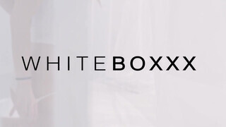 WhiteBoxxx - Naomi bevállalja a termetes falloszt