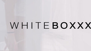 WhiteBoxxx - kicsmellű lány keményen megrakva