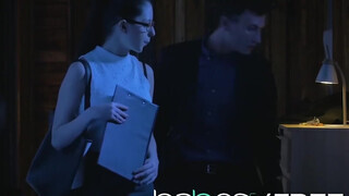 Rebecca Volpetti óriási dárdát kap a seggébe