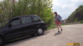 Fake Taxi - 18 éves szuka lovagol a faszon