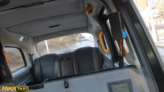 Fake Taxi - Kebel Zerati a termetes didkós francia csajszi