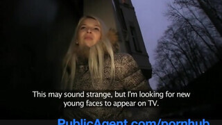 PublicAgent - Karol Lilien a gigantikus cickós szöszi