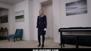 Allie Nicole a vonzó szöszi