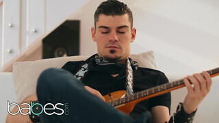 Babes - Mia Evans dug a gitáros ürgével