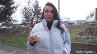 Public Agent - Arish a termetes keblű ukrán milf