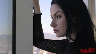 análized - Veruca James hátsójába barna kárót nyomnak be