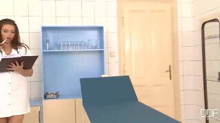 Csöcsös nővérke segglyukba baszva