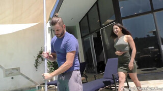 Abella Danger a krapekja előtt kamatyol