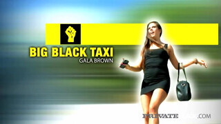 Gala Brown a taxiban kupakol