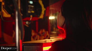 Deeper - Lulu és Kimmy barna palival kettyintenek