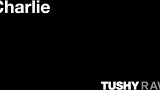TUSHYRAW - Charlie a szenvedélyes világos szőke milf