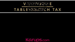 Karups - Vicky Love benyeli a kukacot