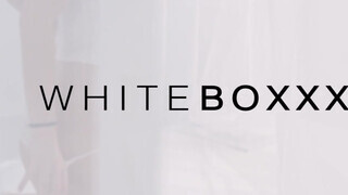 WHITEBOXXX - Tinédzser csaj játszik a puncijával