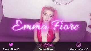 Emma Fiore termetes dildókat nyom a popsijába