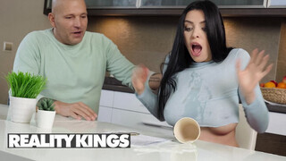 REALITY KINGS - Kira Queen a szomszéd hapsival kupakol