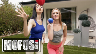 Mofos - Daisy Stone és Scarlett Bloom édeshármasban közösülnek