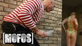 MOFOS - Harley King a gyönyörű világos szőke fiatal csajszi