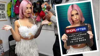 Szexy tinédzser lebukik cukorkalopáson halloween jelmezben a boltban