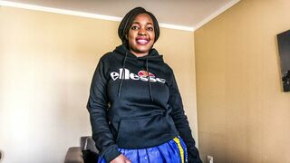 Afrikai iskolás csajszika munkát keres a tanulmányaihoz