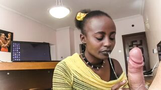 Nyakörves csoki céda nyáladzik a főnök dákóján