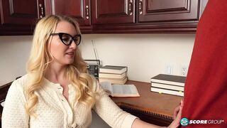 Gyönyörű 40-es Julia Robbie és a tini csávó