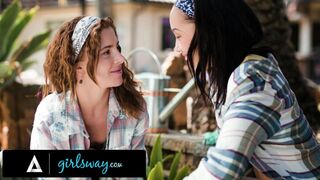 Alexis Tae és Lumi Ray ünneplik sikert forró lesbi dugással